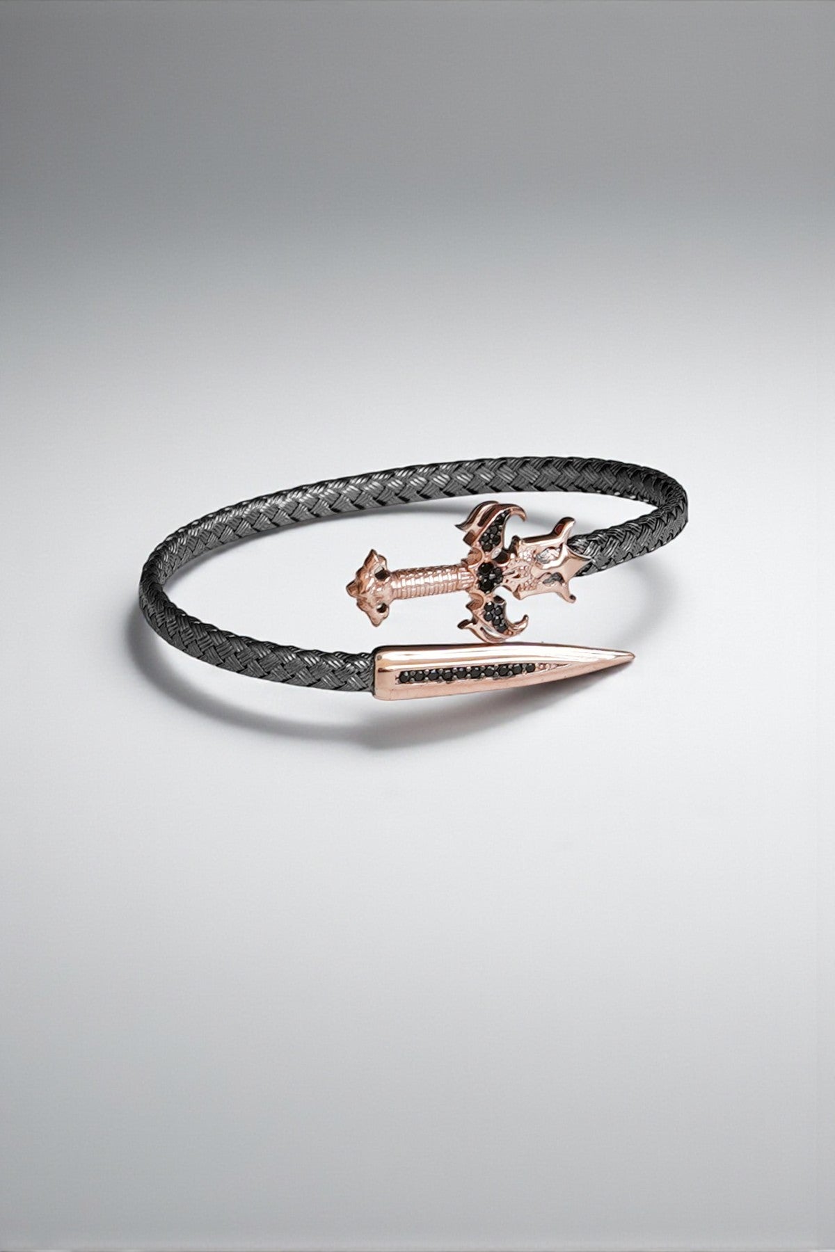 VALOR – Siyah Örgü 925 Ayar Gümüş Erkek Bileklik | Rose Gold Kılıç Detaylı, Zirkon Taş Süslemeli